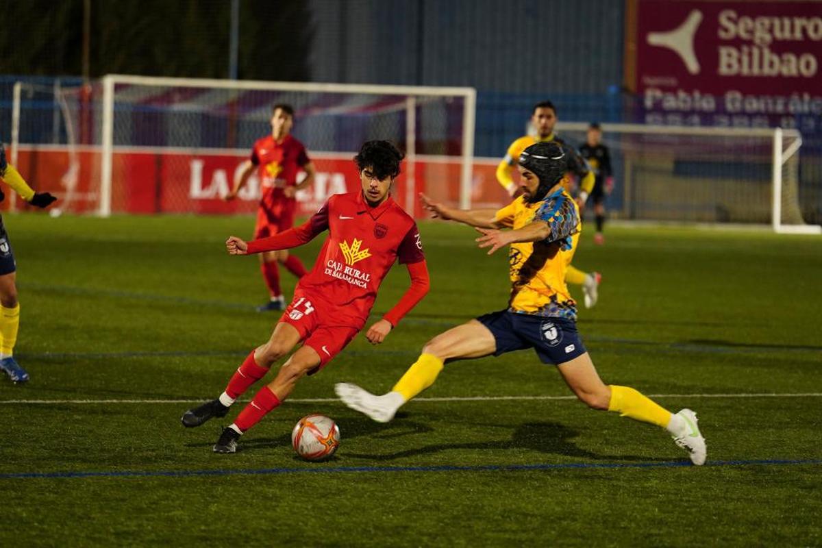 Julio intenta superar a un jugador del Diocesanos