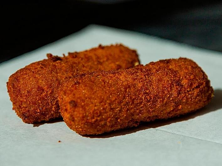 Un plato de croquetas