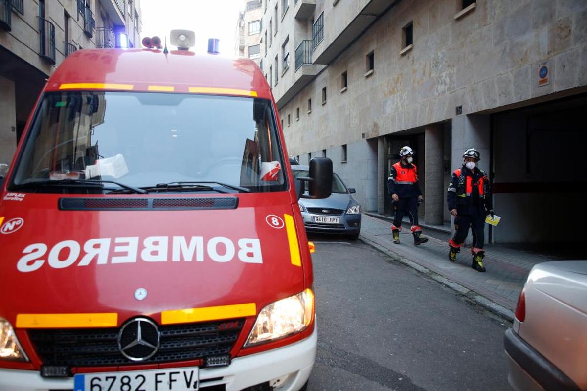 Los bomberos en el lugar de los hechos.