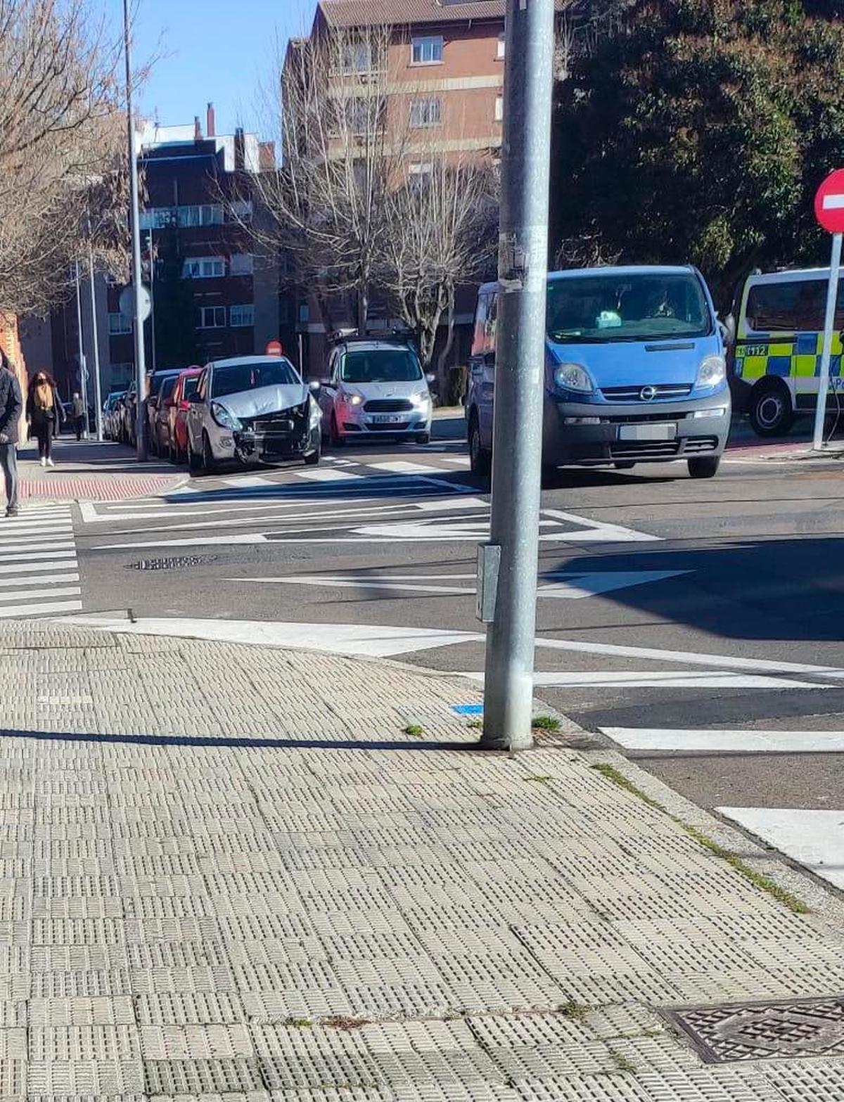 El vehículo siniestrado en la calle Maestro Tárrega.