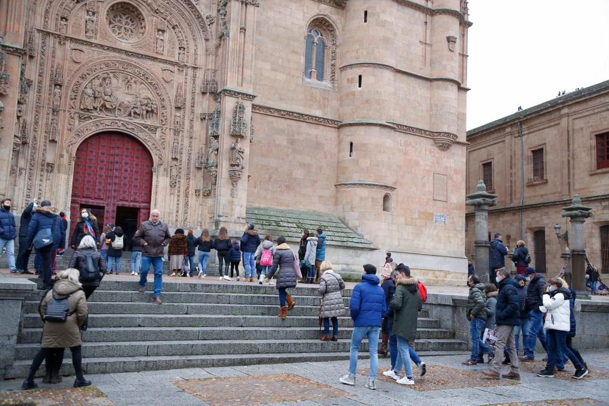 Decenas de viajeros visitando la Catedral durante el pasado puente de la Constitución.