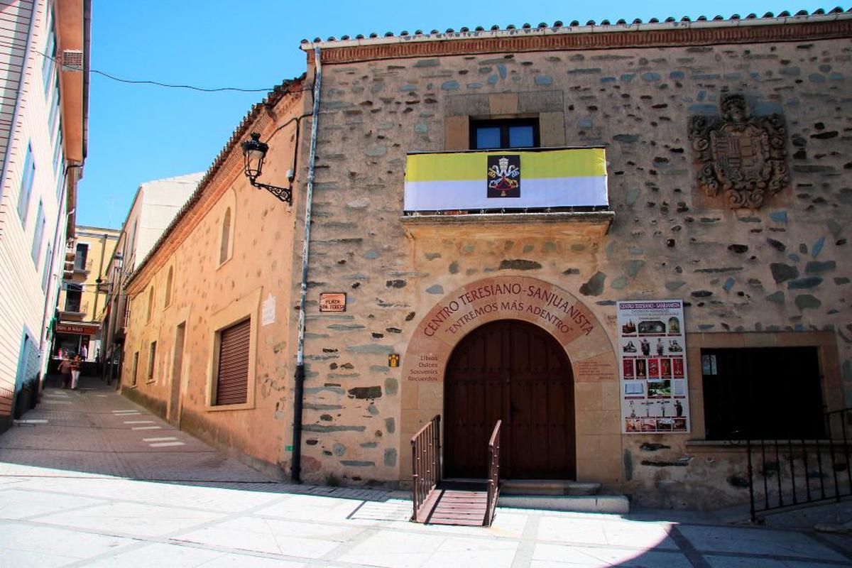 Visitantes de la villa ducal llegando al Centro Teresiano Sanjuanista en la plaza de las Madres Carmelitas.