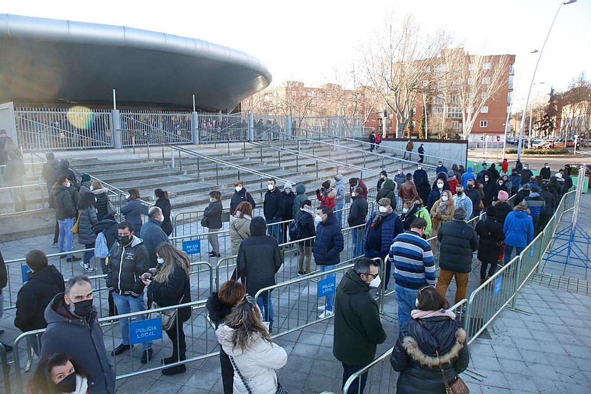 Colas para la vacunación en el Multiusos Sánchez