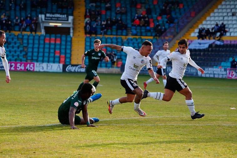 Juancho y Telles en una jugada de ataque del Salamanca UDS.