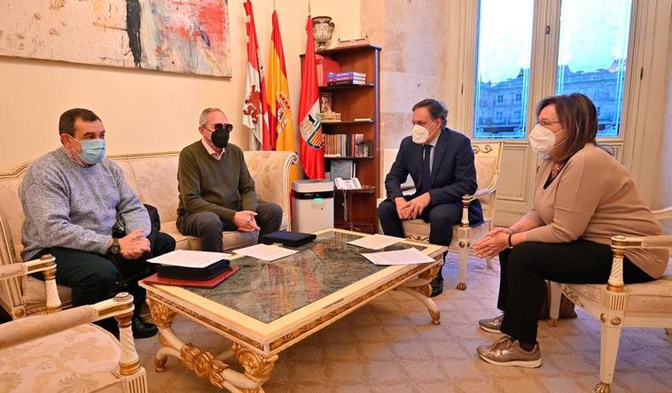 Carlos García Carbayo, alcalde de Salamanca, en su reunión con el Defensor de las Personas Mayores