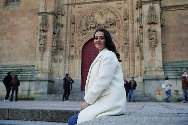 Inés Arrimadas este pasado fin de semana en las escaleras de acceso a la Catedral de Salamanca.