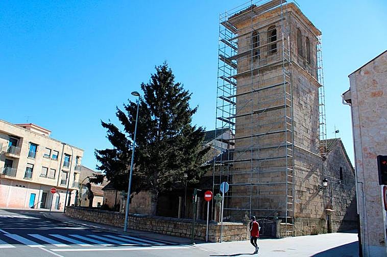 Los andamios ya cubren parte de la parroquia de Villamayor.