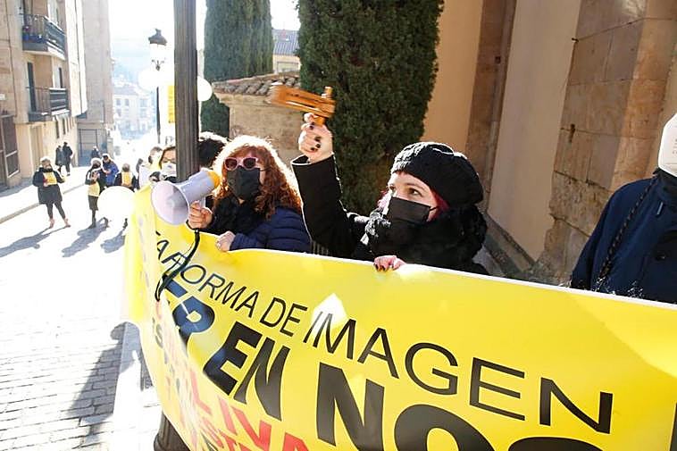 Personas concentradas frente a la sede del PSOE