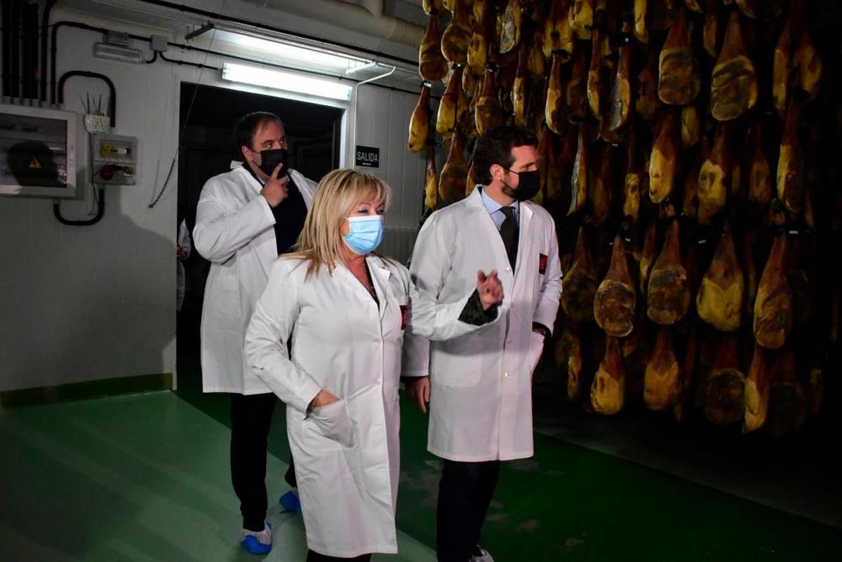 Pablo Casado durante su visita a una fábrica de embutidos en Guijuelo