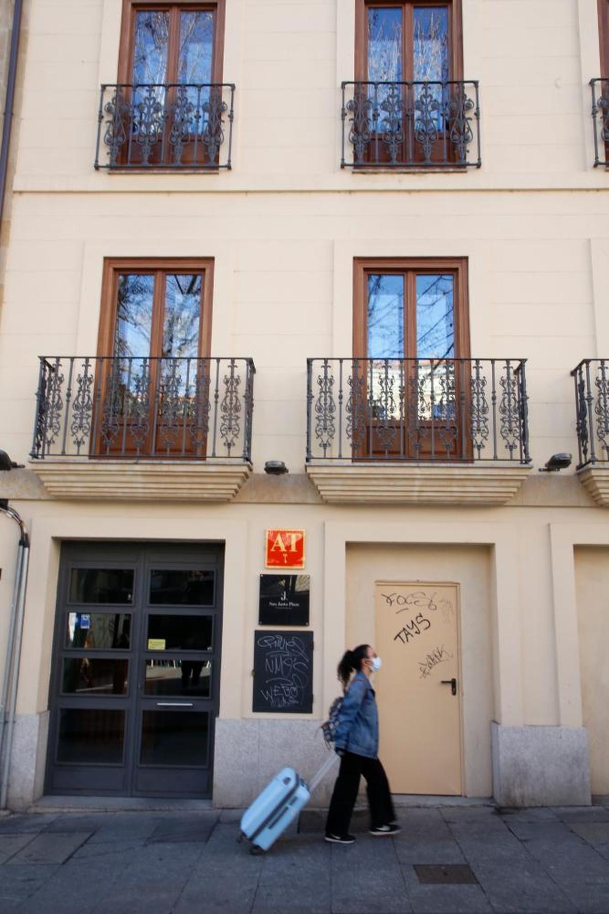 Una joven pasa por delante de un apartamento turístico en Salamanca capital.