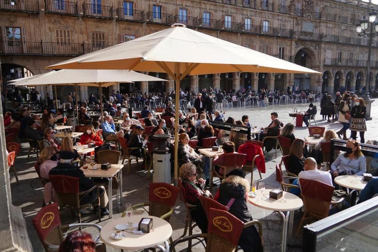 Terrazas llenas en la Plaza Mayor aprovechando el sol