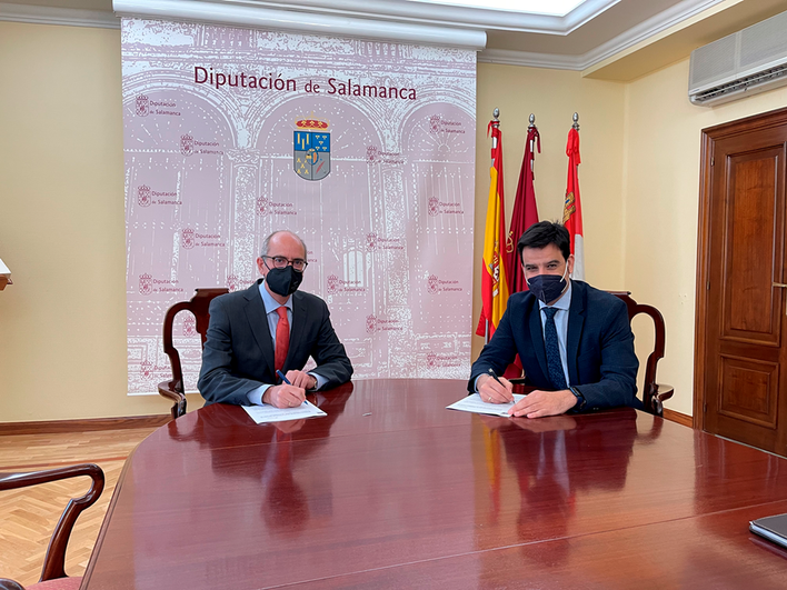 Javier Iglesias y Manuel Rubio durante la firma de la operación