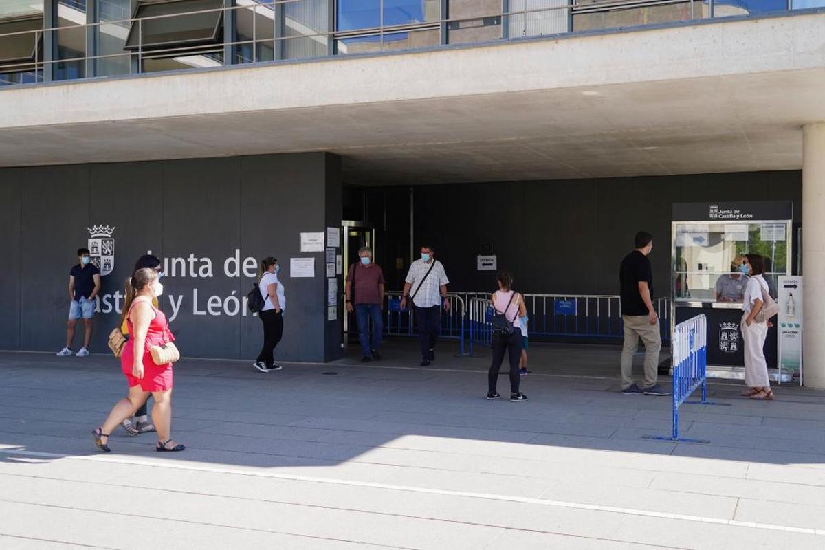 Entrada de la sede de la delegación territorial de la Junta en Salamanca