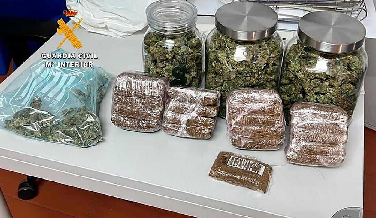 Marihuana y hachís incautados por la Guardia Civil.
