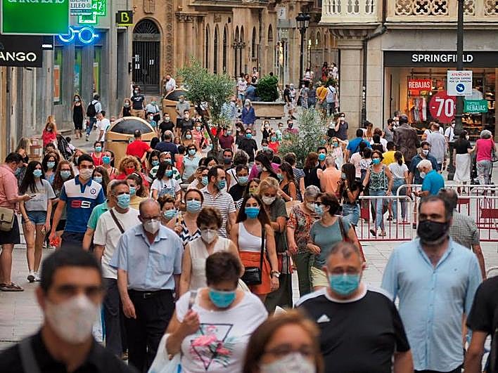 Ciudadanos con mascarillas en la calle Toro