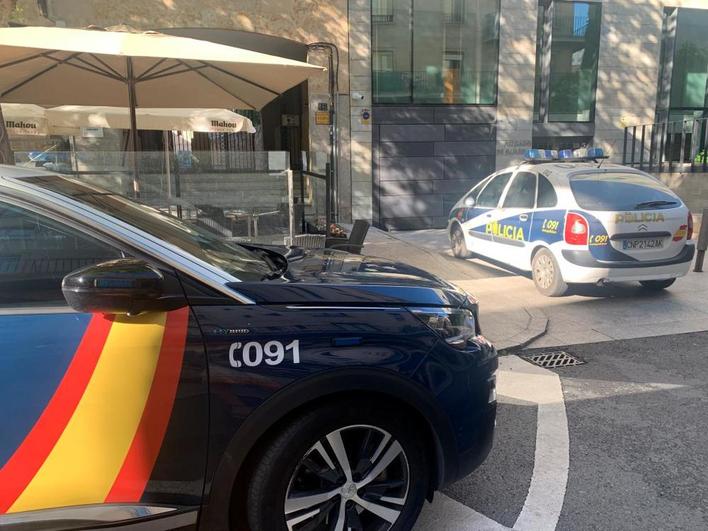 Patrullas de la Policía Nacional a la puerta del Juzgado de Guardia