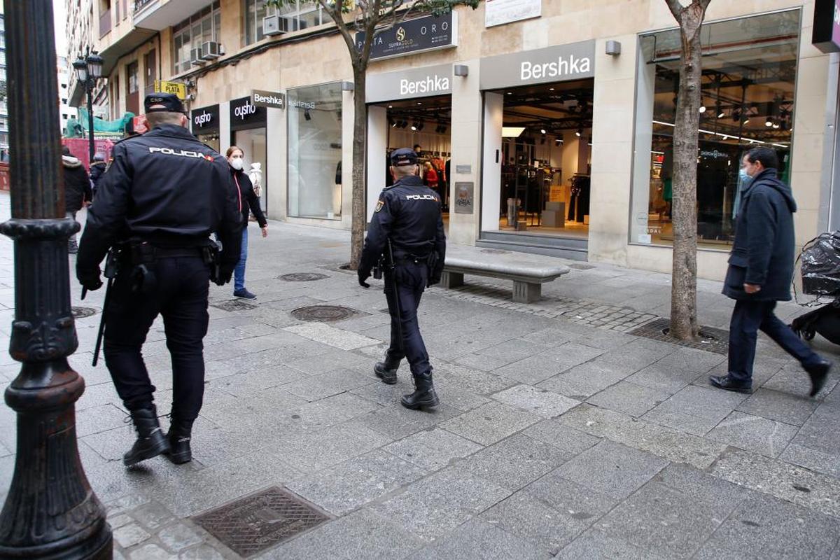 Dos agentes de la Policía Nacional patrullando a pie por el centro de Salamanca