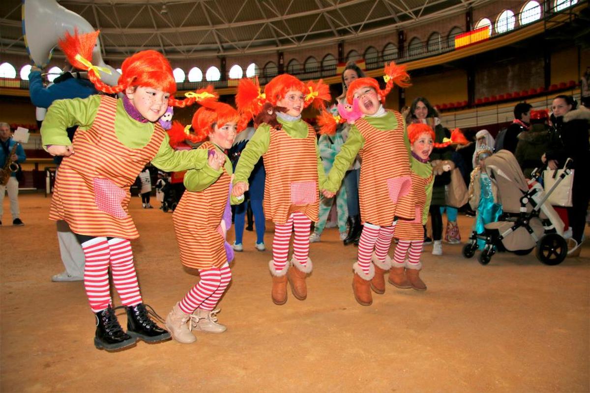 Un grupo de niñas disfrazadas en el último carnaval de Alba, en 2020.