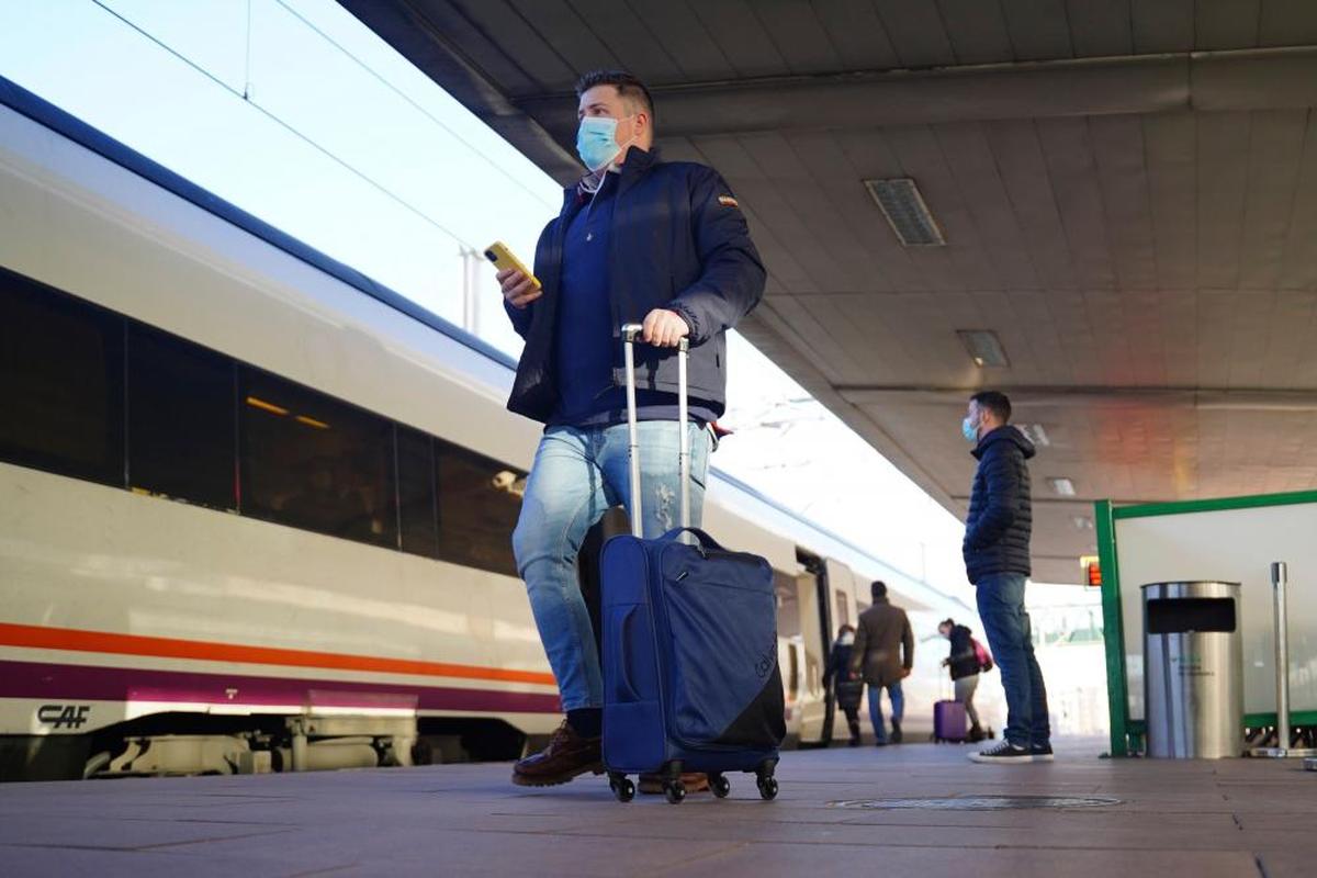 Un viajero se dispone a subir a uno de los servicios de media distancia entre Salamanca y Madrid