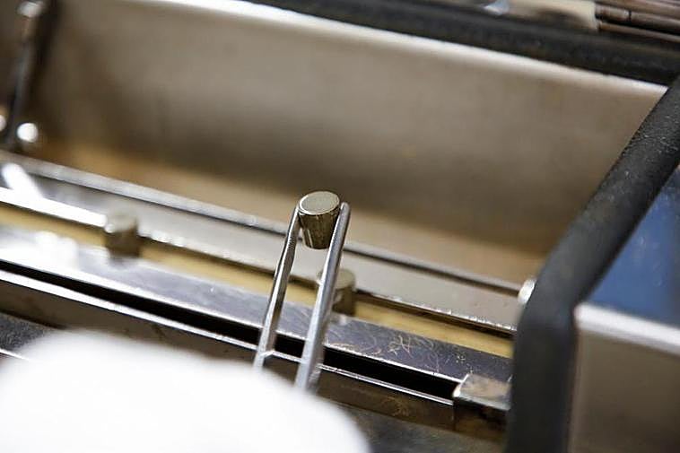 Un operario de Enusa extrae una pastilla defectuosa