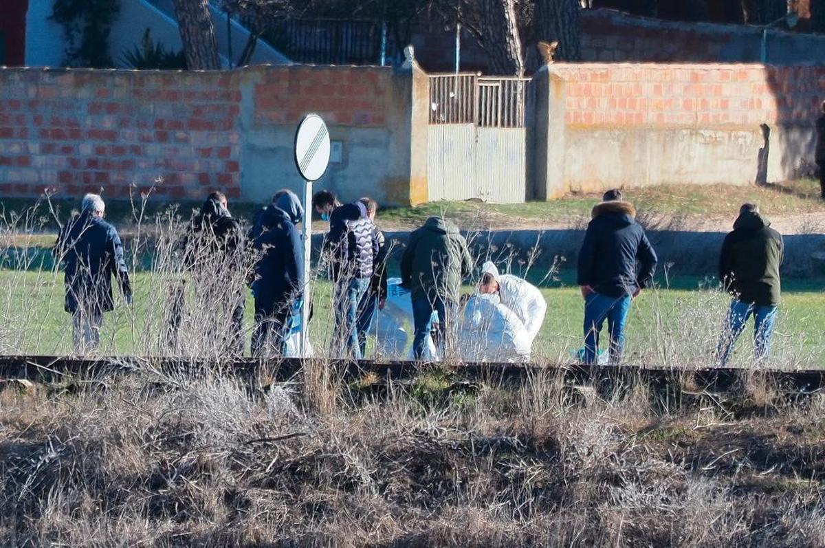 Los agentes de la Guardia Civil en la zona en la que se encontró el cuerpo sin vida de Esther López