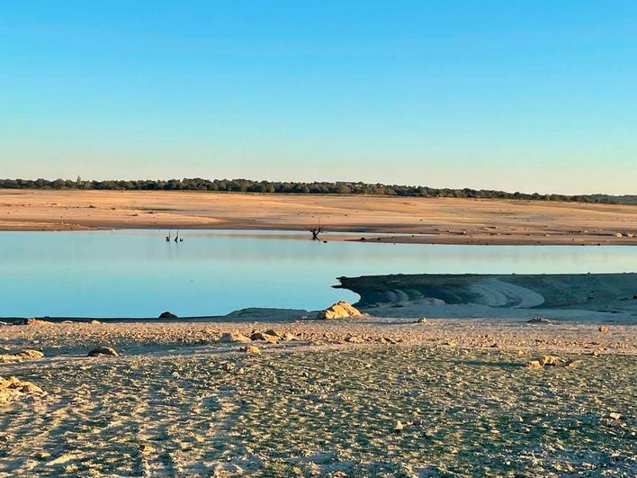 El embalse de la Almendra, con poco agua