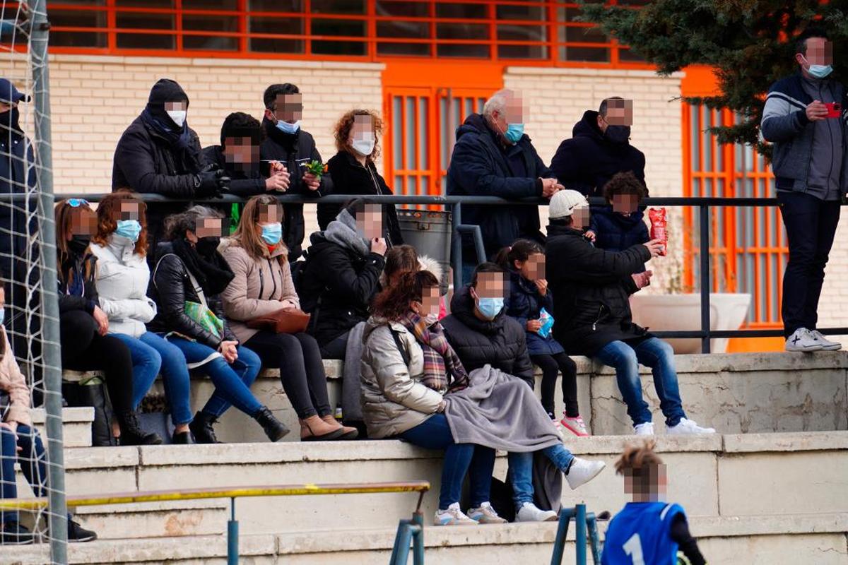 Un grupo de padres, ajenos a esta información, en un choque de Liga