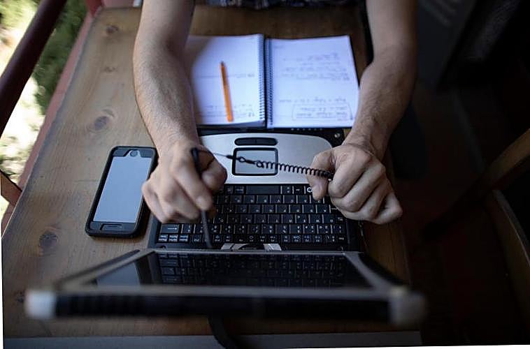 Una persona teletrabajando desde su domicilio.