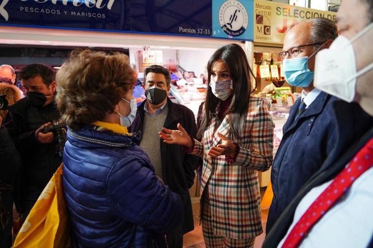 Begoña Villacís en su visita al Mercado Central de Salamanca.