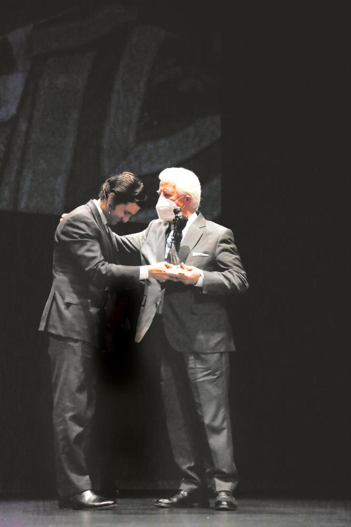 Morante de la Puebla recoge el trofeo de Juventud Taurina de Salamanca de manos de El Viti.