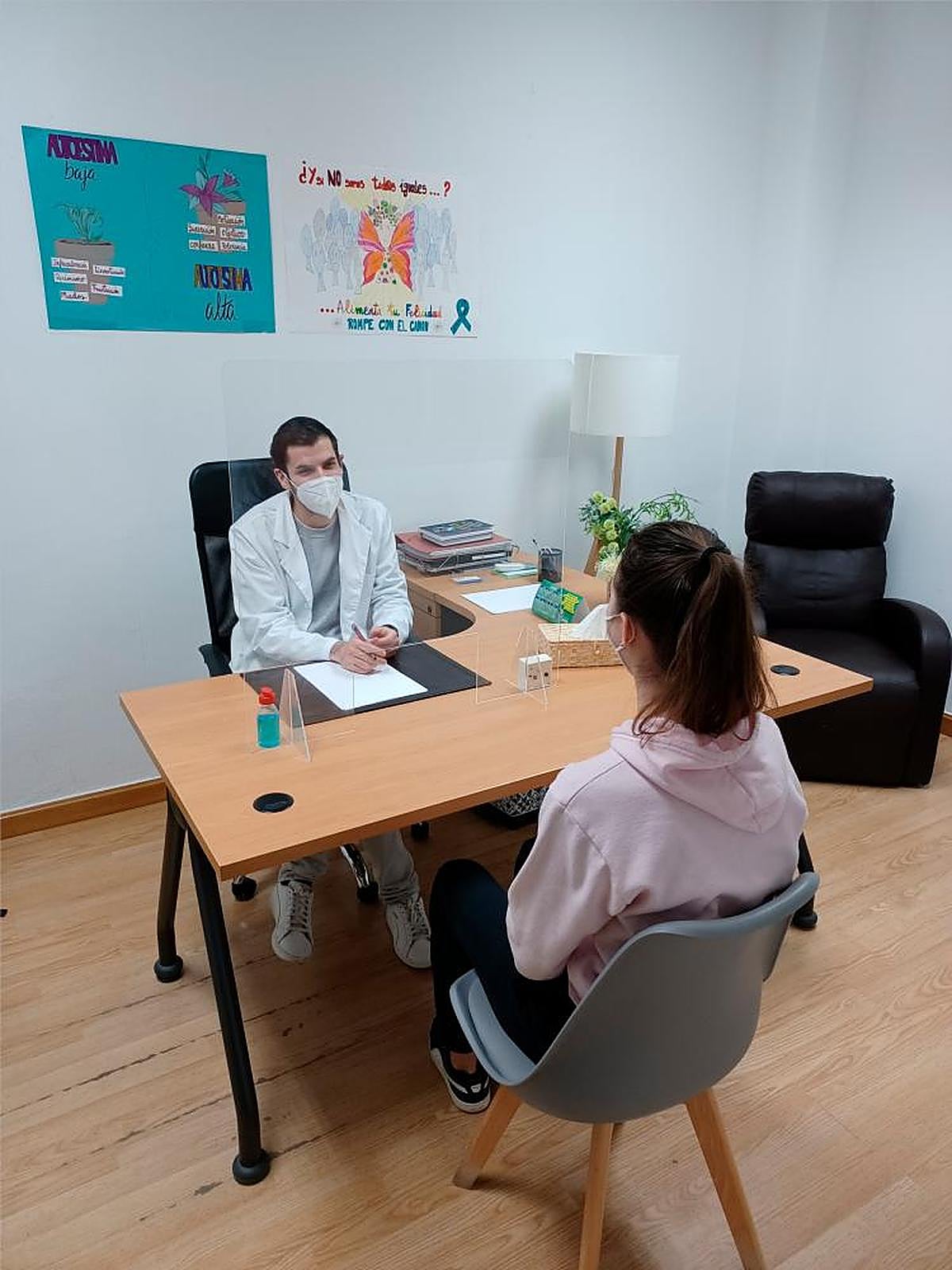 Un especialista atiende a una paciente en la Unidad Salmantina de Trastornos Alimentarios.