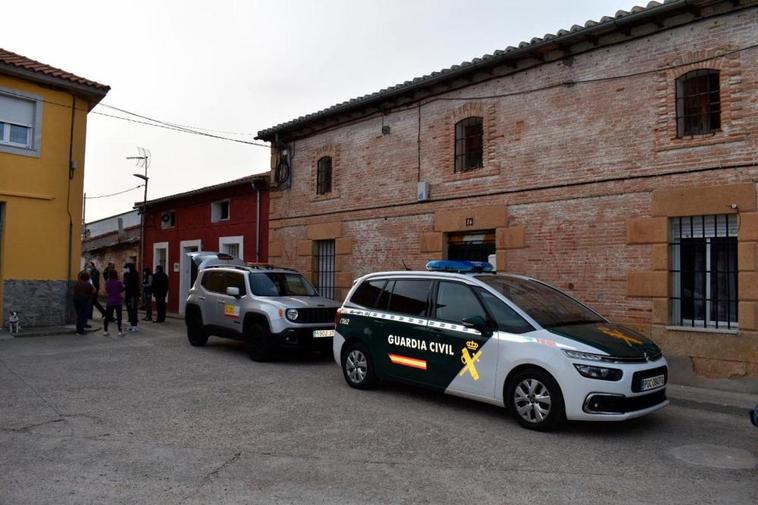 Una patrulla de la Guardia Civil y el vehículo del Instituto Anatómico Forense, en el lugar del suceso.