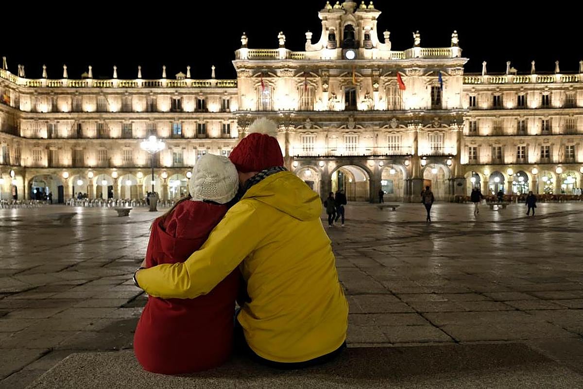 Una pareja abrazada en la Plaza Mayor