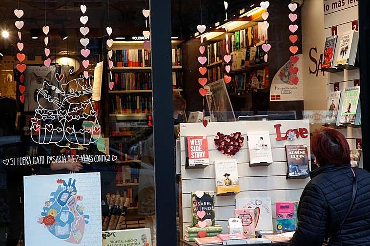 Escaparate de San Valentín en un establecimiento.