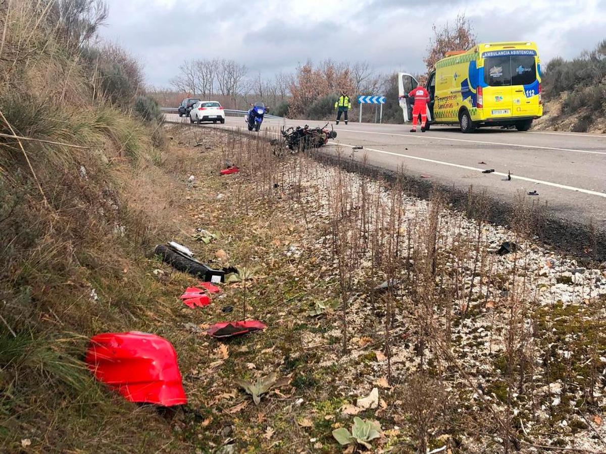 Restos de la moto accidentada en Villar del Buey.