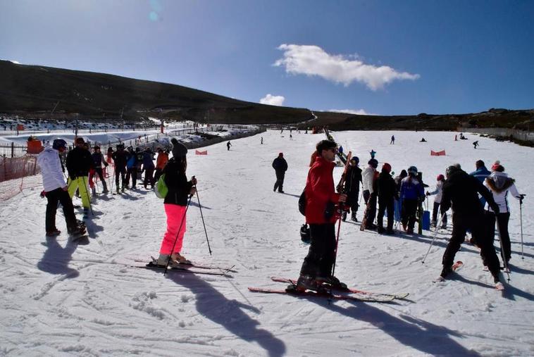 Usuarios de la zona de Debutantes este fin de semana en La Covatilla