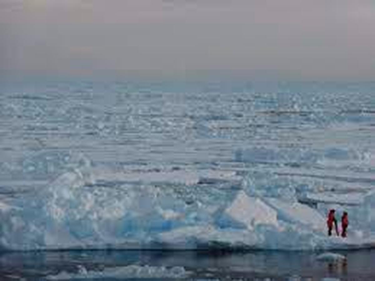 Investigando el hielo marino en el Ártico.