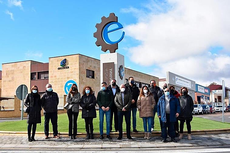 Representantes del Ayuntamiento y los presidentes de las asociaciones de empresarios durante la inauguración.