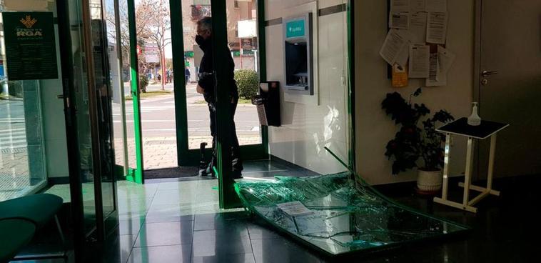 El presunto agresor reventó un cristal de una oficina bancaria