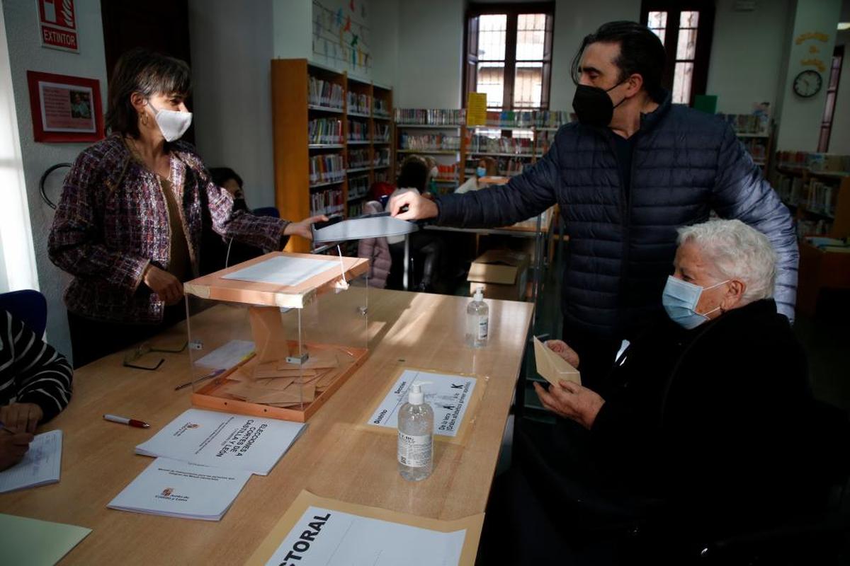 Una mujer en silla de ruedas vota en una de las mesas electorales de la biblioteca Gabriel y Galán