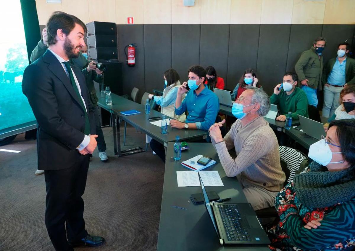 El candidato de Vox, Juan García-Gallardo habla con los periodistas