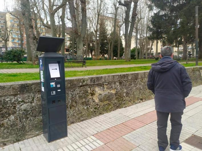 Imagen de uno de los parquímetros instalados en Béjar, que ha sufrido daños en los últimos días.