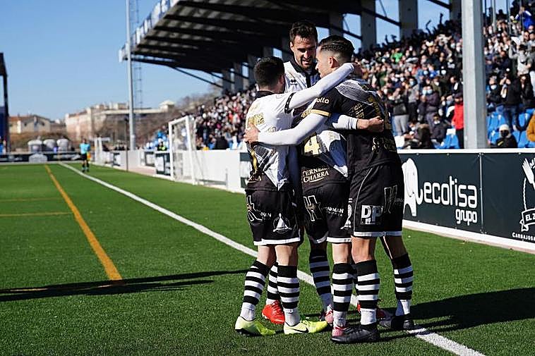 Los jugadores del Unionistas celebran un goles en el Reina Sofía.