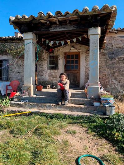 Sofía, junto a la puerta de su casa en Villasdardo.