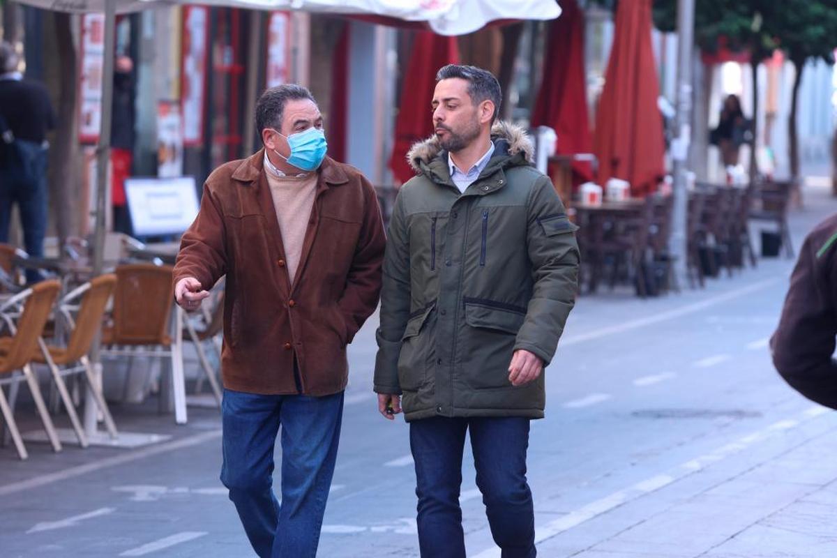 Dos personas, una de ellas con mascarilla y otra sin ella.