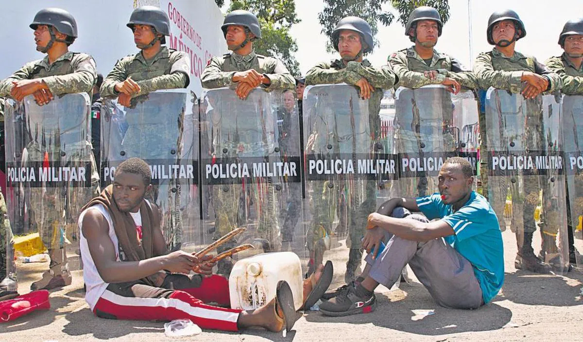 Africanos protestando frente a las puertas de la estación Migratoria Siglo XXI.