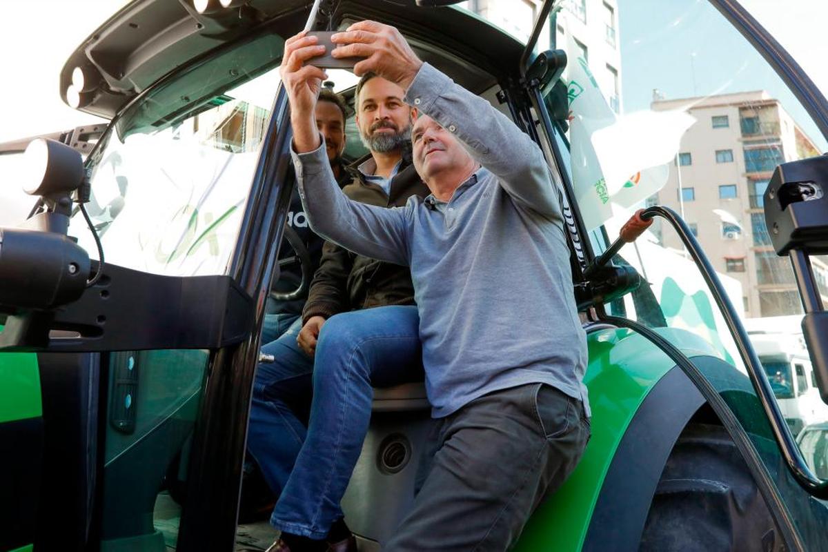 El presidente de Vox se hace un selfie con un simpatizante subido a un tractor