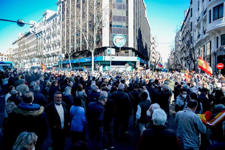 Miles de simpatizantes del PP gritaron contra Casado en Génova