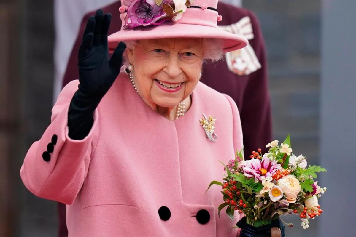 La reina Isabel II asistiendo a una ceremonia
