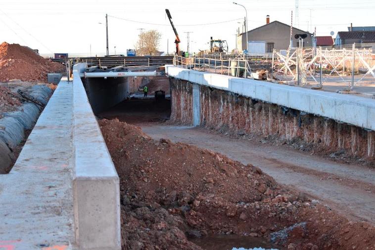 El túnel bajo las vías en el paso a nivel de Gomecello con el acceso de más de 200 metros de longitud.